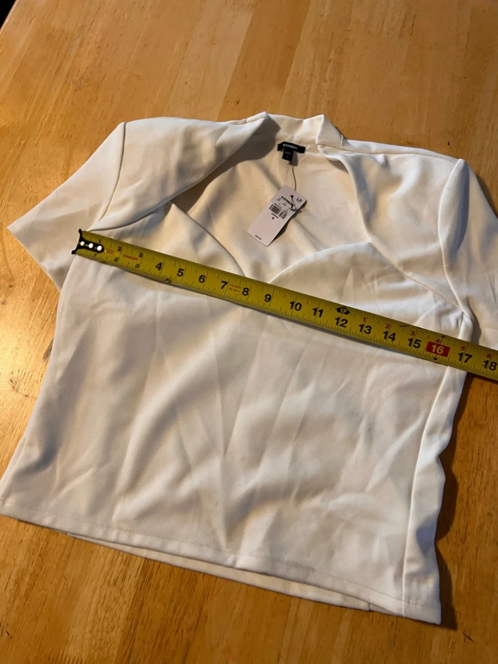 Express White Studio stretch Crepe Sweetheart V-Neck short sleeve Top - Picture 5 of 9